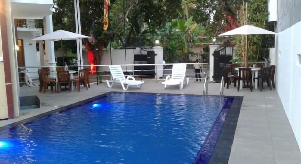 Калутара: Mahakumara White House Hotel