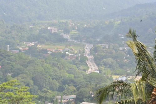 Канди: High View Hotel