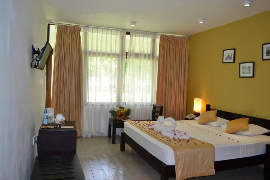 Анурадхапура: The Lakeside Hotel at Nuwarawewa