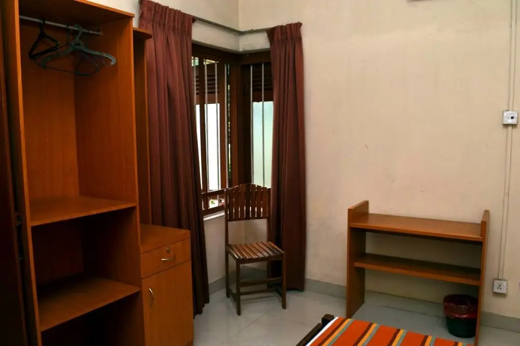 Канди: Ivy Banks Lake Round Hotel
