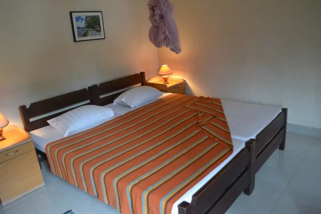 Канди: Ivy Banks Lake Round Hotel