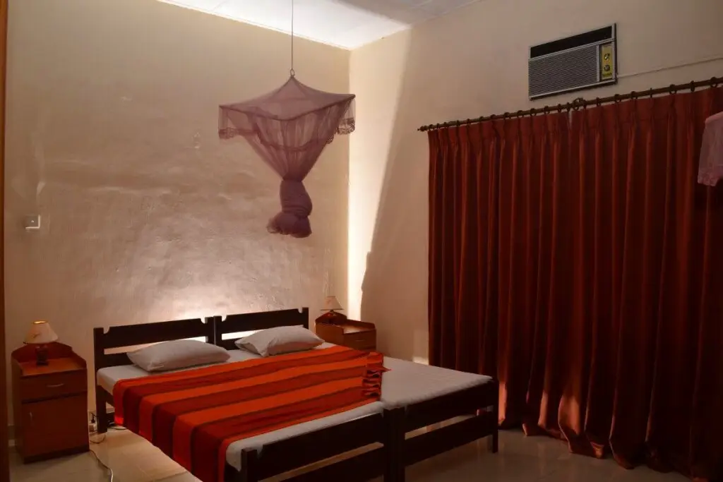 Канди: Ivy Banks Lake Round Hotel