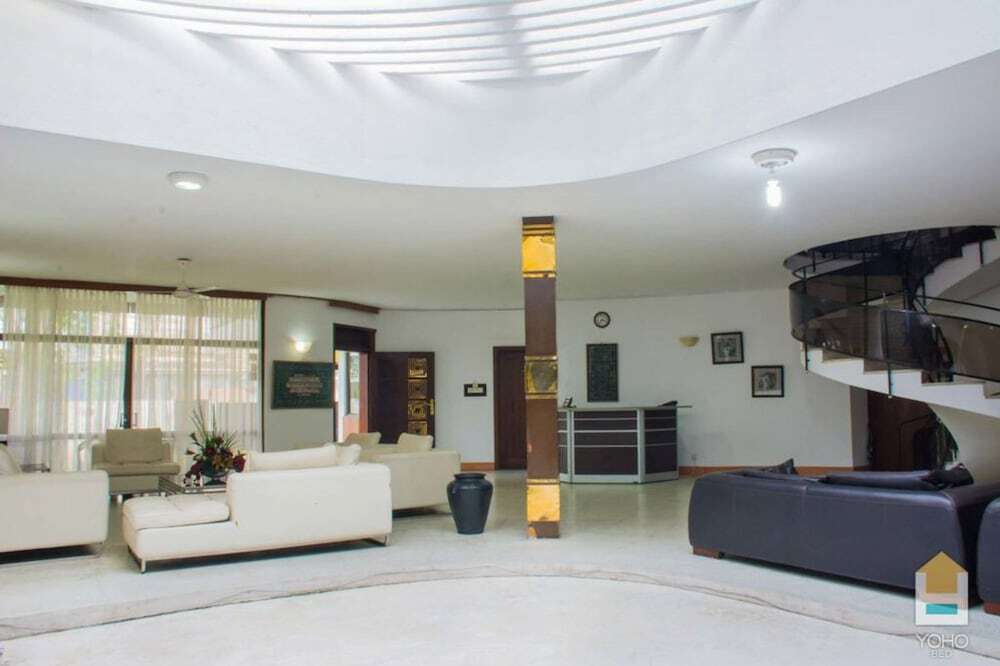 Гора Lavinia: Yoho Hotel Road