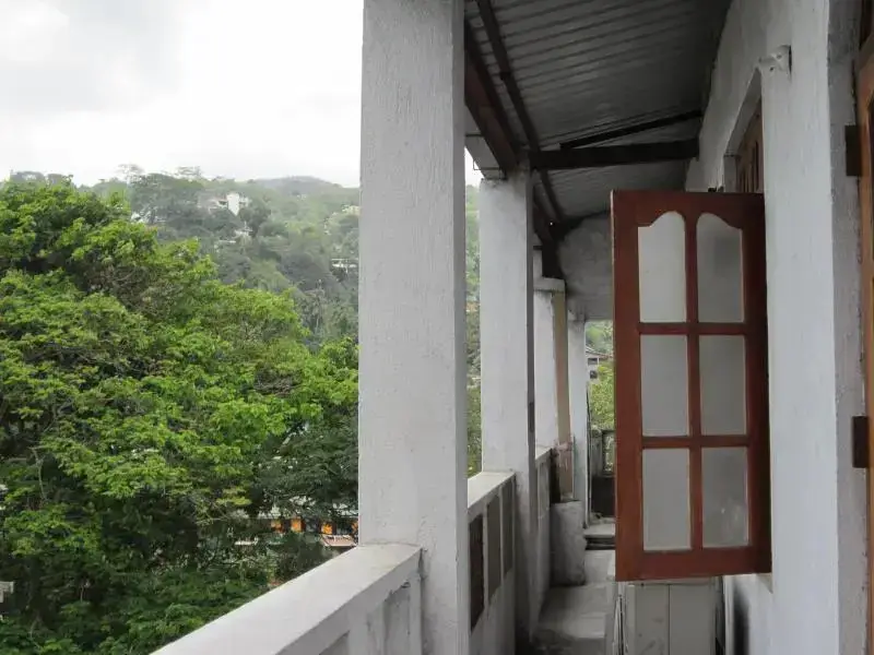 Канди: Three Three Five Guest House