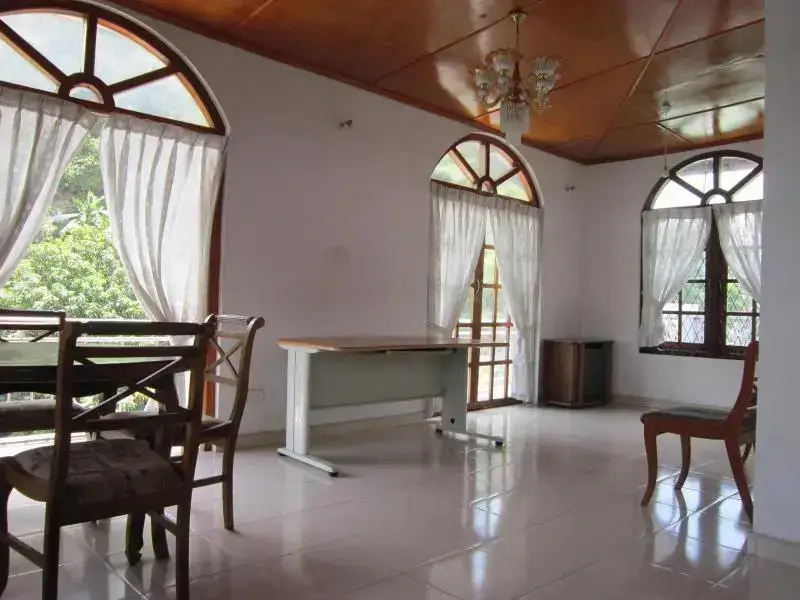 Канди: Three Three Five Guest House