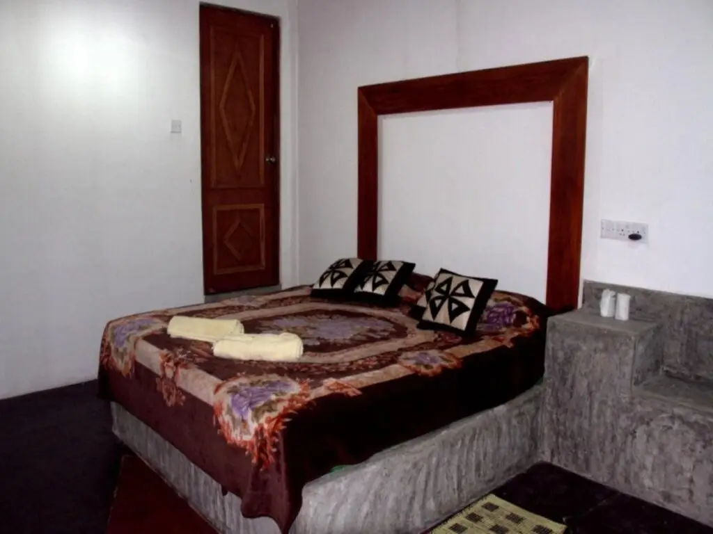 Канди: Why Not Garden Hotel