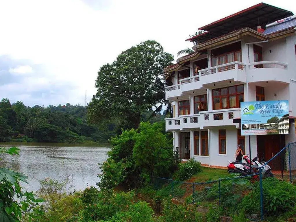 Канди: Kandy River Edge