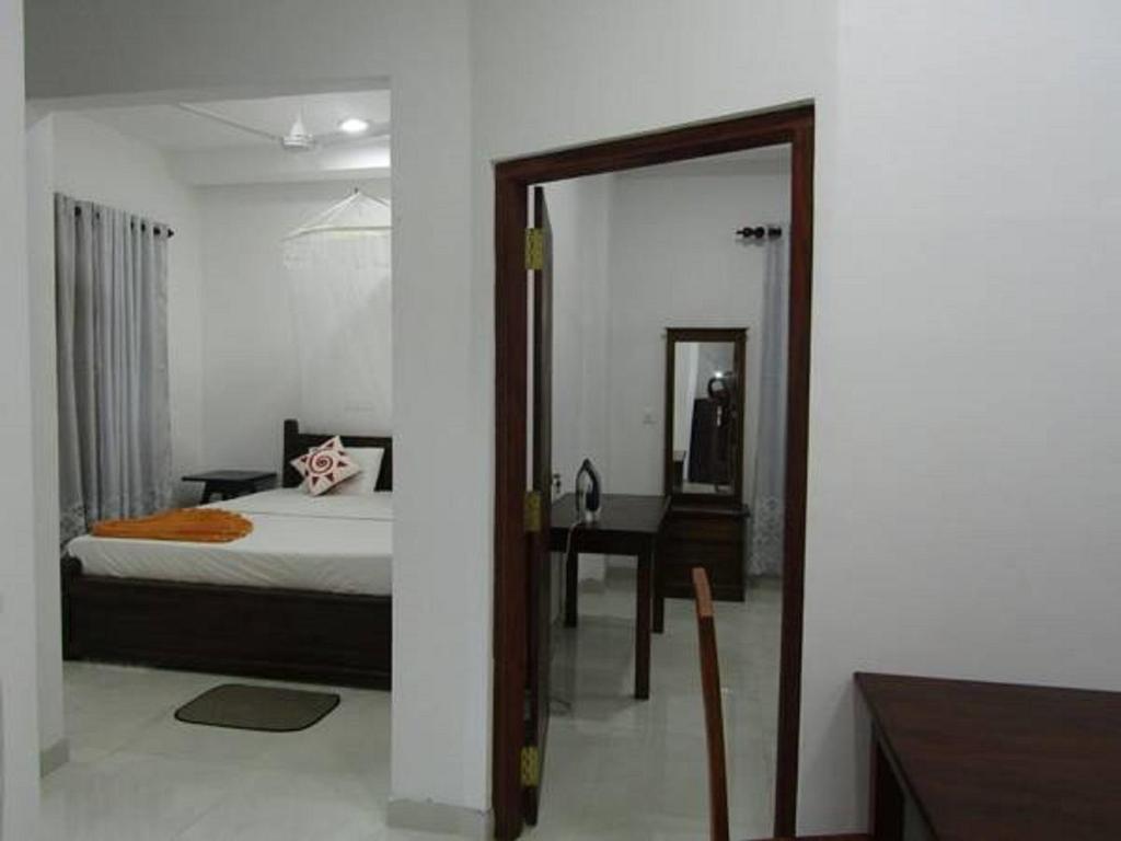 Хиккадува: New sea lion guest house