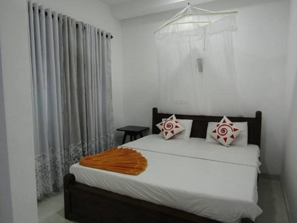 Хиккадува: New sea lion guest house