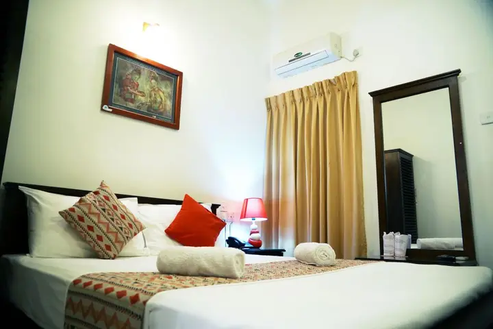 Канди: Moon Hills Hotel