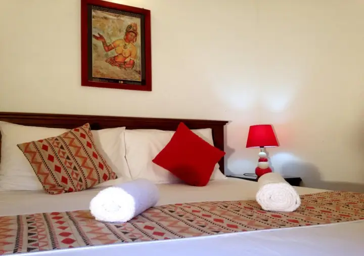 Канди: Moon Hills Hotel