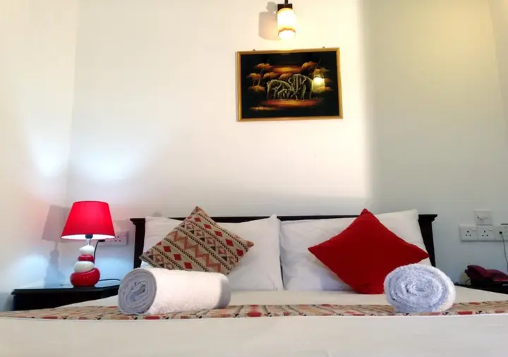 Канди: Moon Hills Hotel