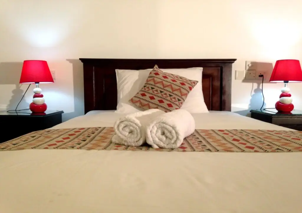 Канди: Moon Hills Hotel