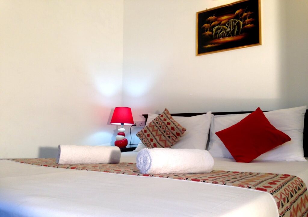Канди: Moon Hills Hotel