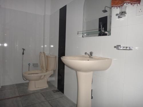 Хиккадува: Dinesh Restaurant & Guest House