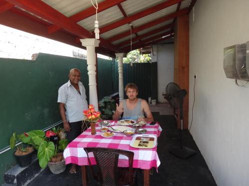 Хиккадува: Dinesh Restaurant & Guest House