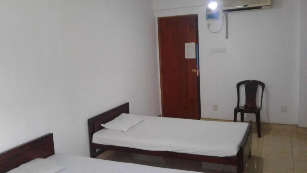 Анурадхапура: Hotel Lions Den & Lions D Restaurant