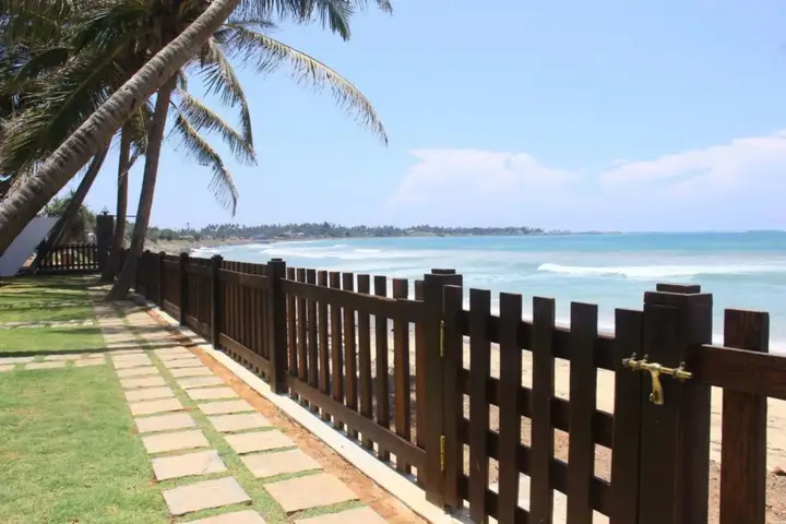 Девинувара: Love Birds Beach Hotel