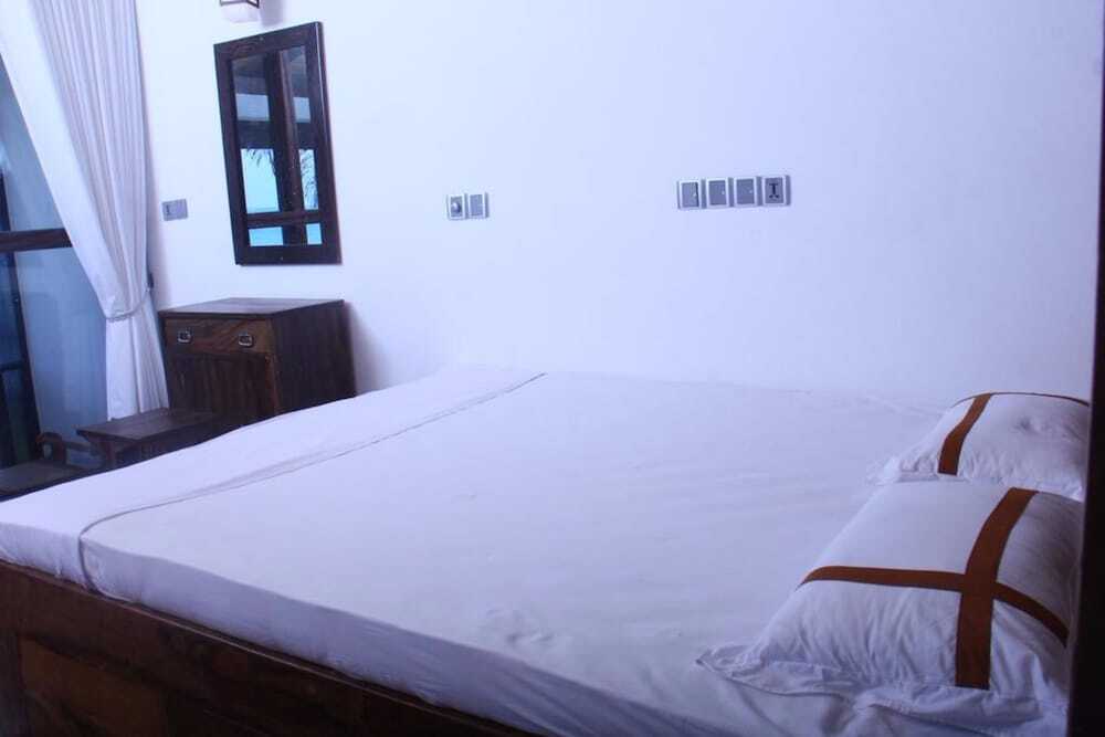 Девинувара: Love Birds Beach Hotel
