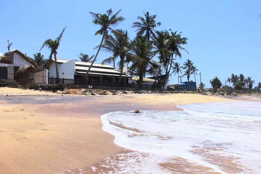 Девинувара: Love Birds Beach Hotel