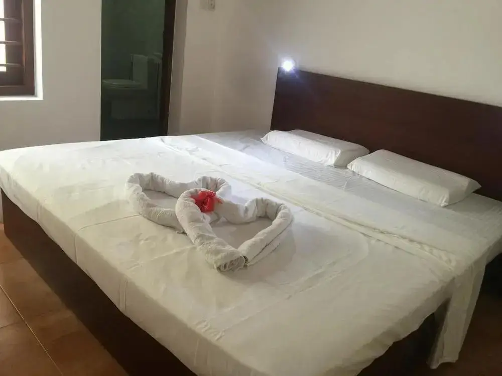 Хиккадува: Waves Guest House & Turtle Restaurant