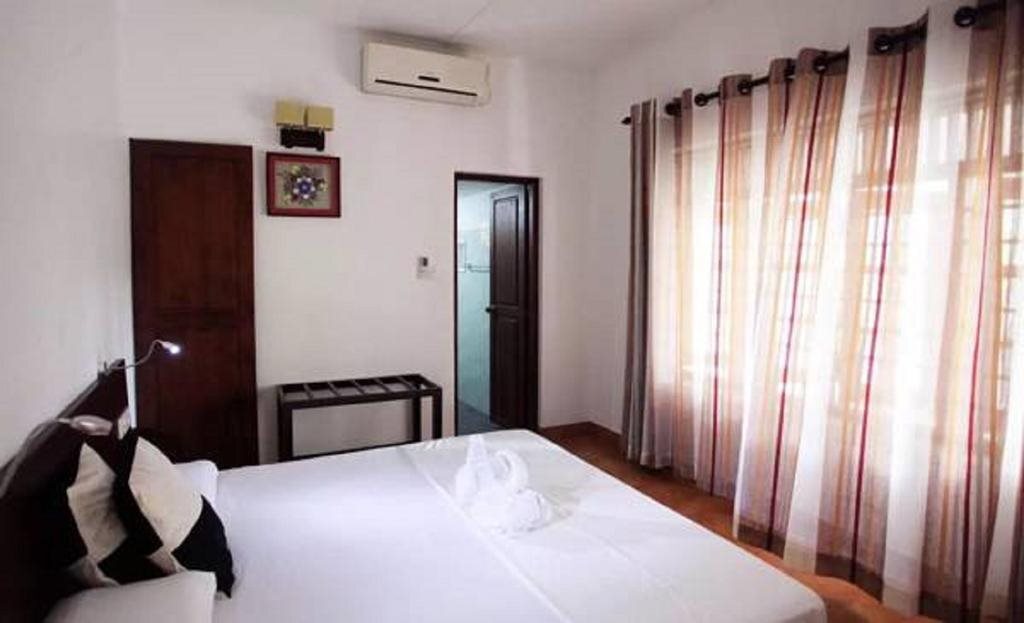 Хиккадува: Waves Guest House & Turtle Restaurant