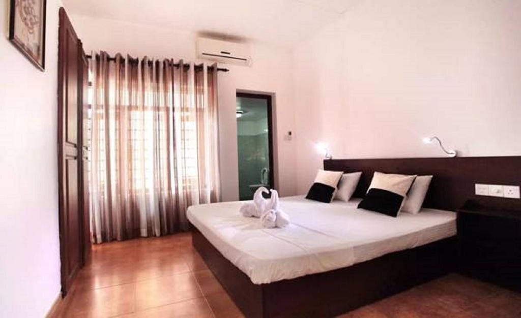 Хиккадува: Waves Guest House & Turtle Restaurant