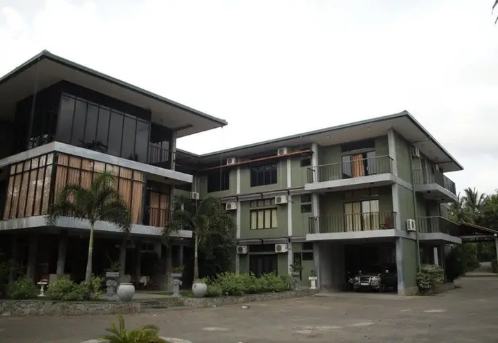 Ампара: Monty Hotel
