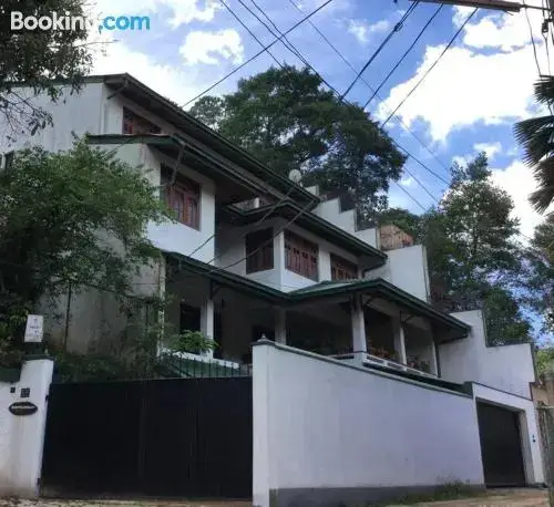 Канди: Reverie Hill Bungalow
