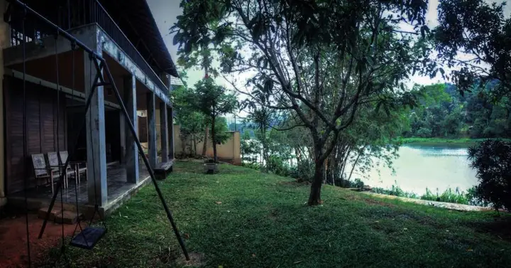 Канди: River house