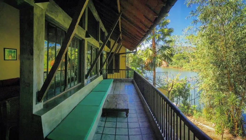 Канди: River house