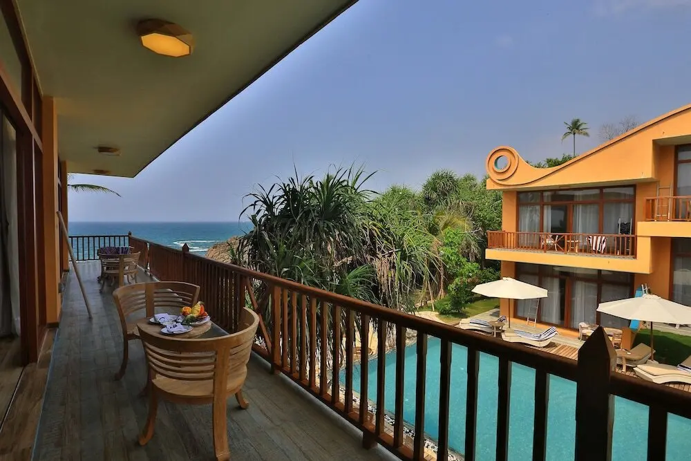 Унаватуна: Thaproban Pavilion Waves Unawatuna