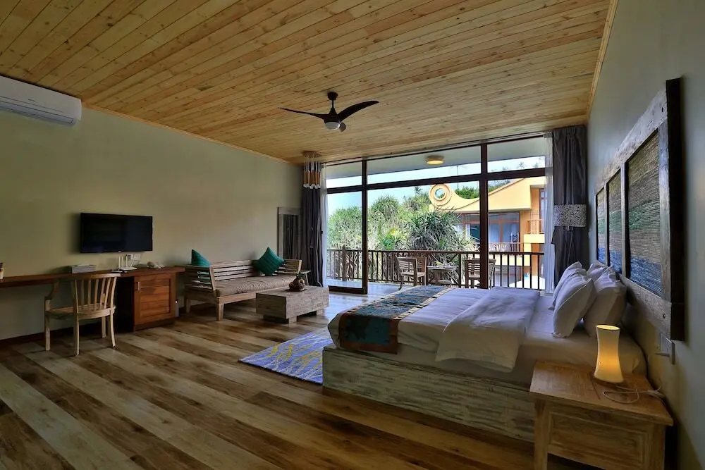 Унаватуна: Thaproban Pavilion Waves Unawatuna