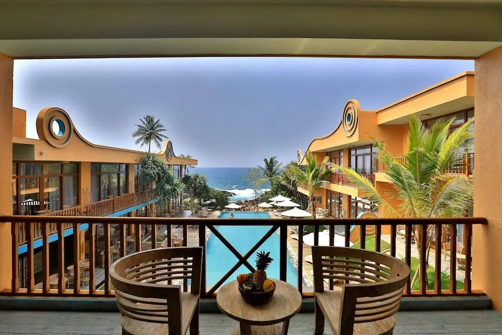Унаватуна: Thaproban Pavilion Waves Unawatuna