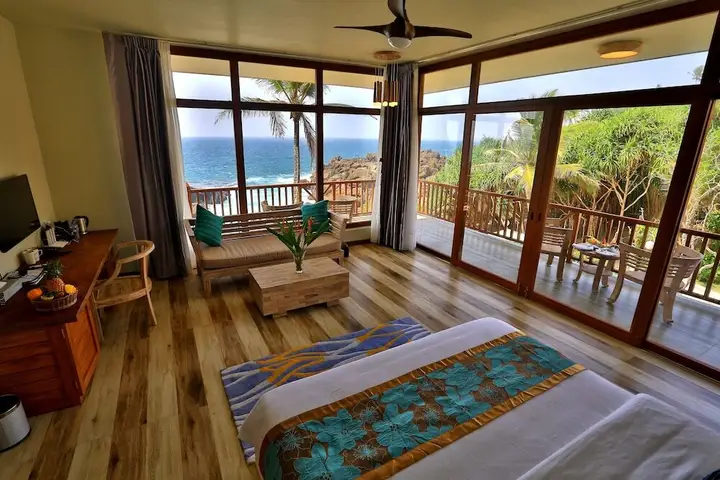 Унаватуна: Thaproban Pavilion Waves Unawatuna