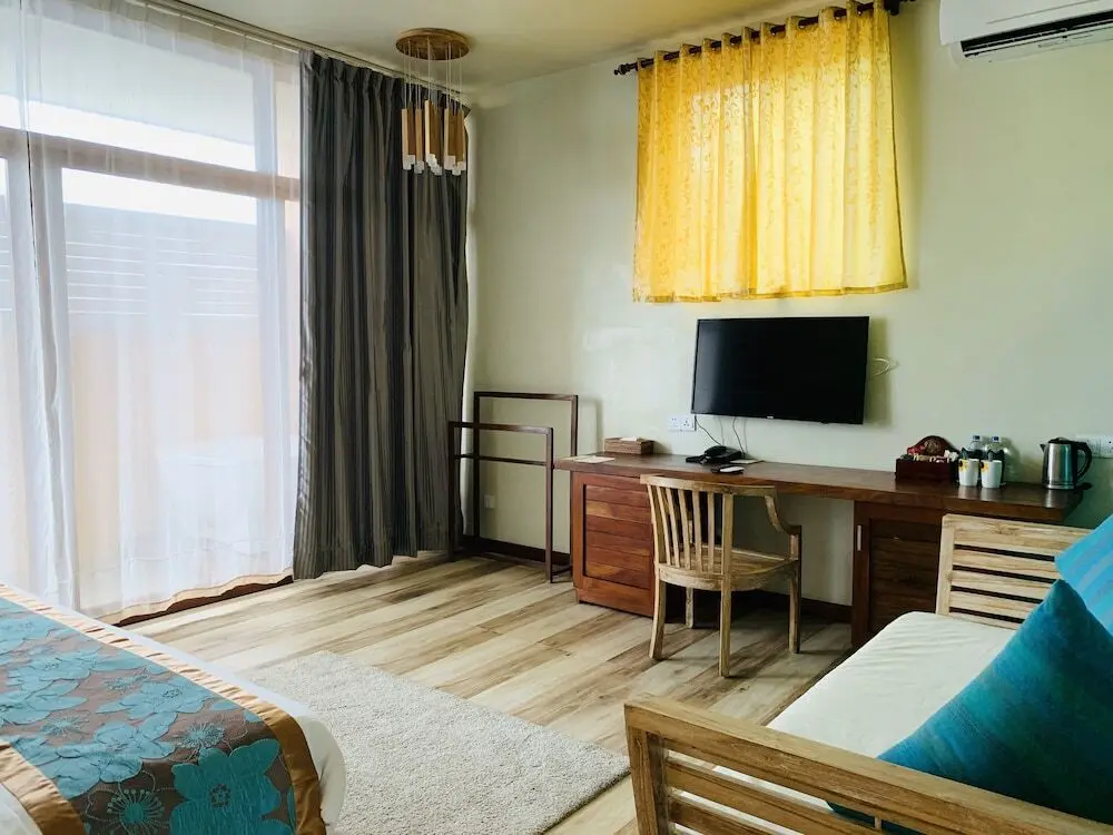 Унаватуна: Thaproban Pavilion Waves Unawatuna