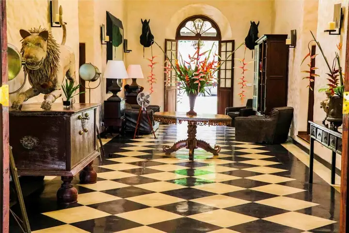 Хинатигала Джанкшен: Yoho Pedlars Manor
