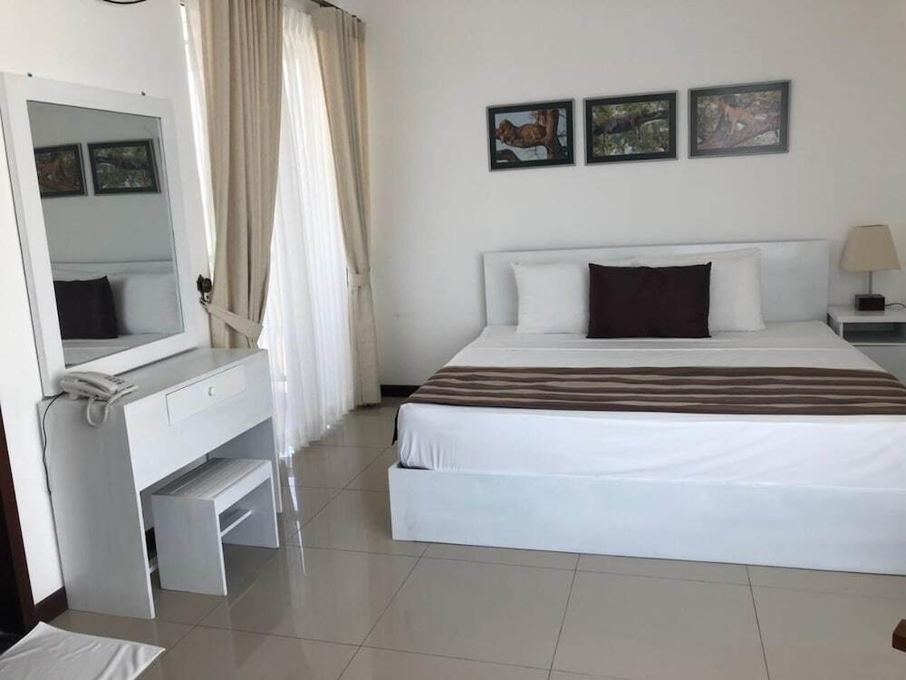 Нилавели: Beach Paradise by Oceanfront Condos