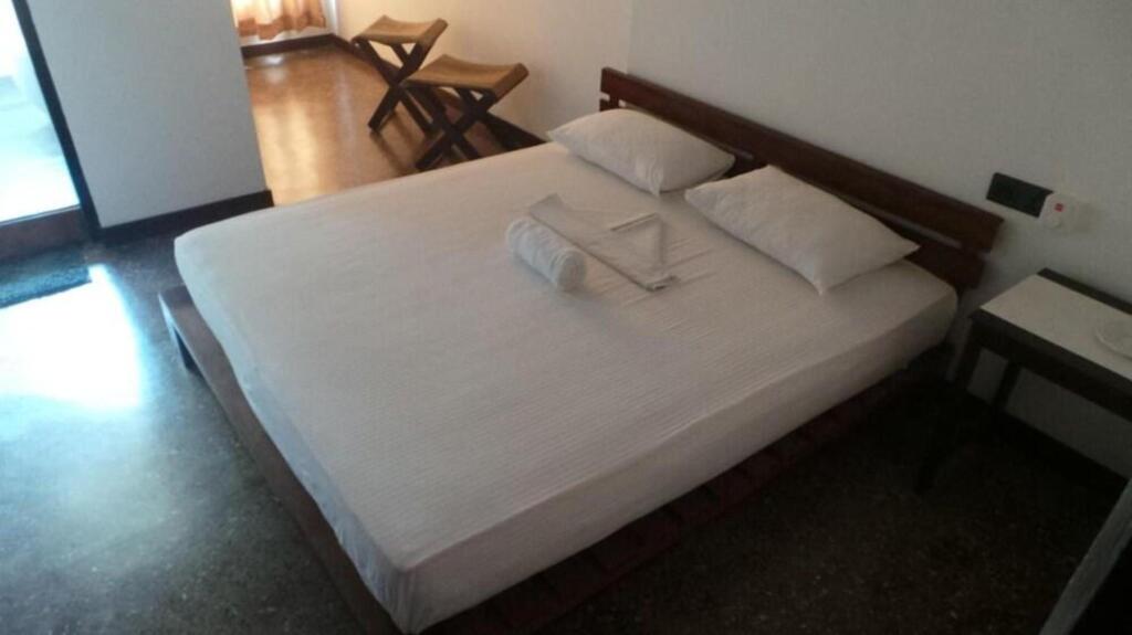 Монерагала: Hotel Elaine