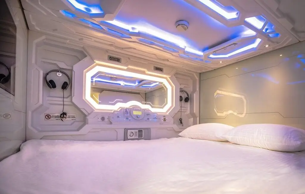 Коломбо: The Capsule Hotel