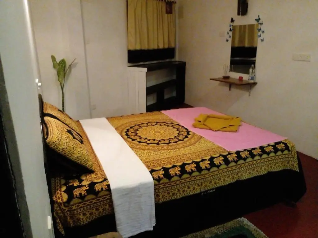 Патхуватта: Malika's Yellow House