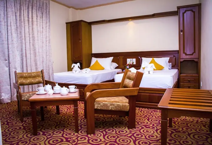 Канди: Hotel Lakefield