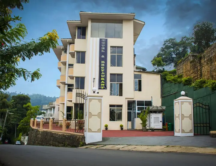 Канди: Hotel Lakefield