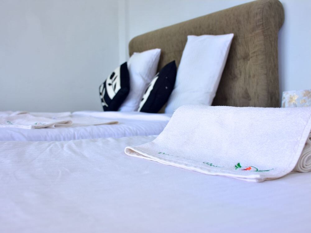 Элла: Ornateview Hotel