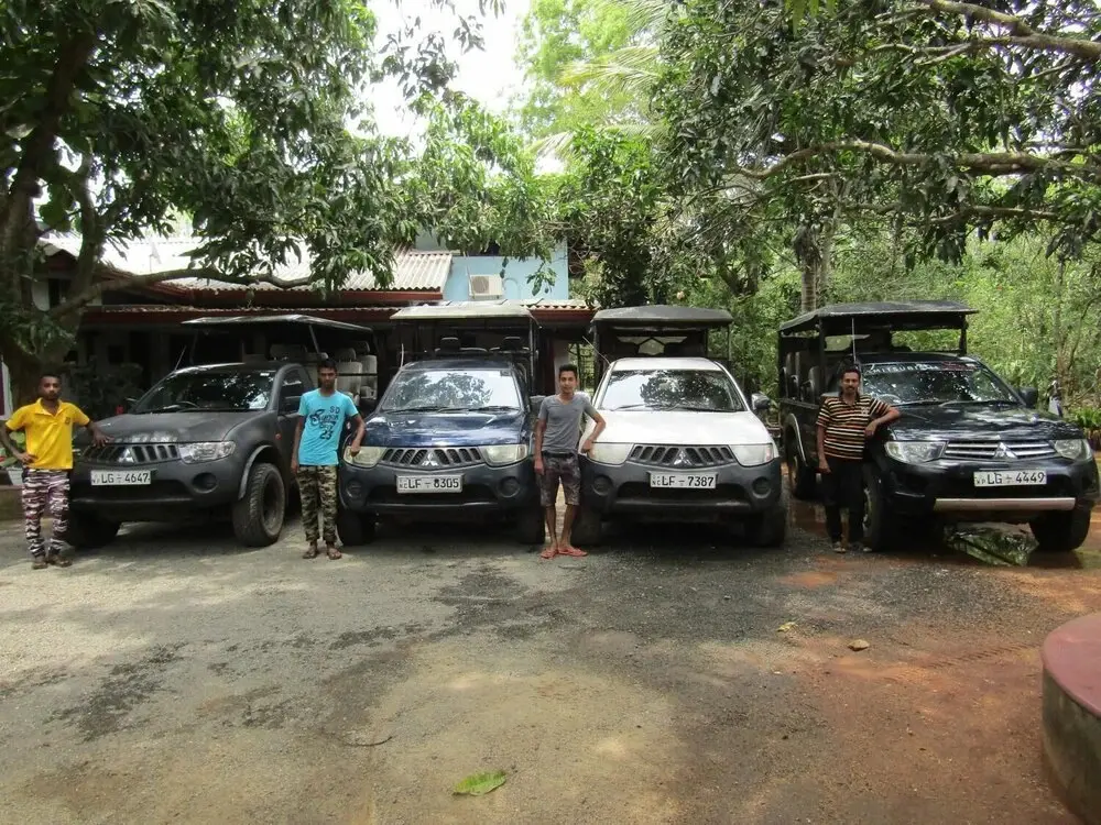 Анурадхапура: L.L.Tourist Inn & Safari jeeps