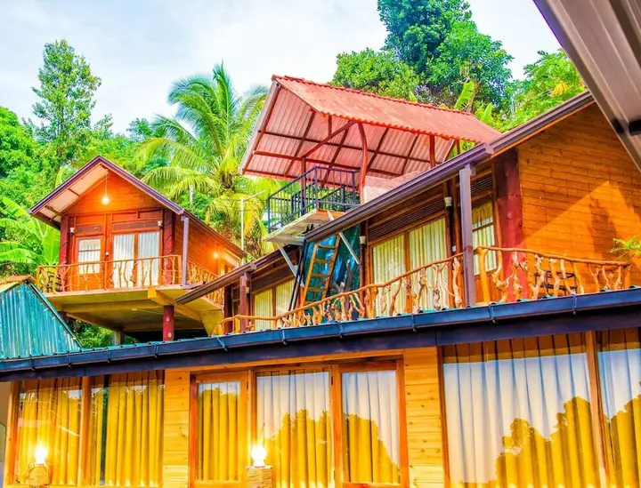 Элла: Yoho Okan Rock Wooden Cabana