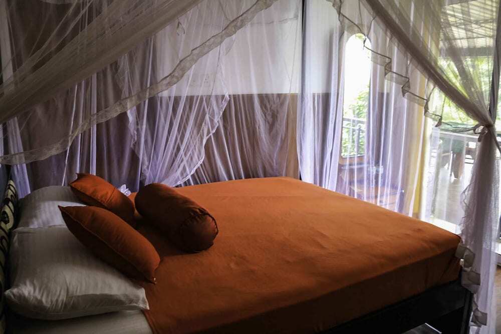Элла: Yoho Okan Rock Wooden Cabana