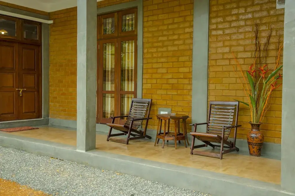 Хинатигала Джанкшен: Brown House