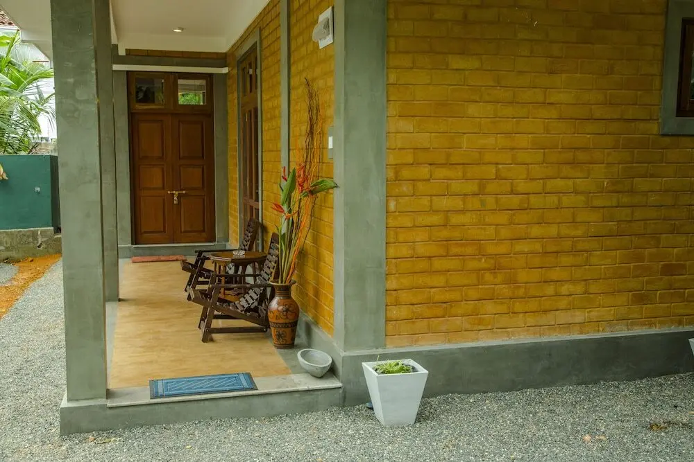 Хинатигала Джанкшен: Brown House