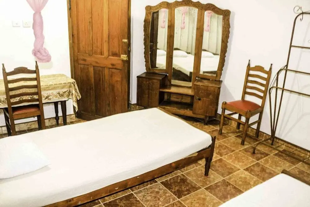 Веллавая: Yoho Little Rose Inn